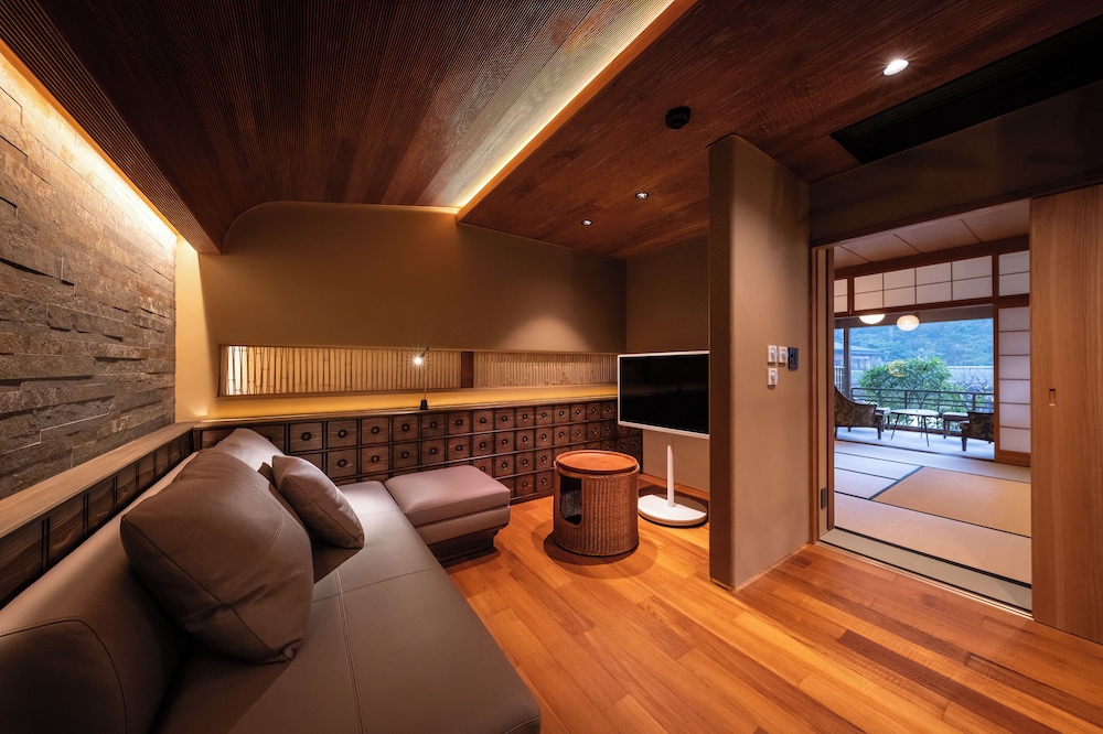 スイート ガーデンビュー 大観 (禁煙) リビング エリア0 | 庭園の宿　石亭