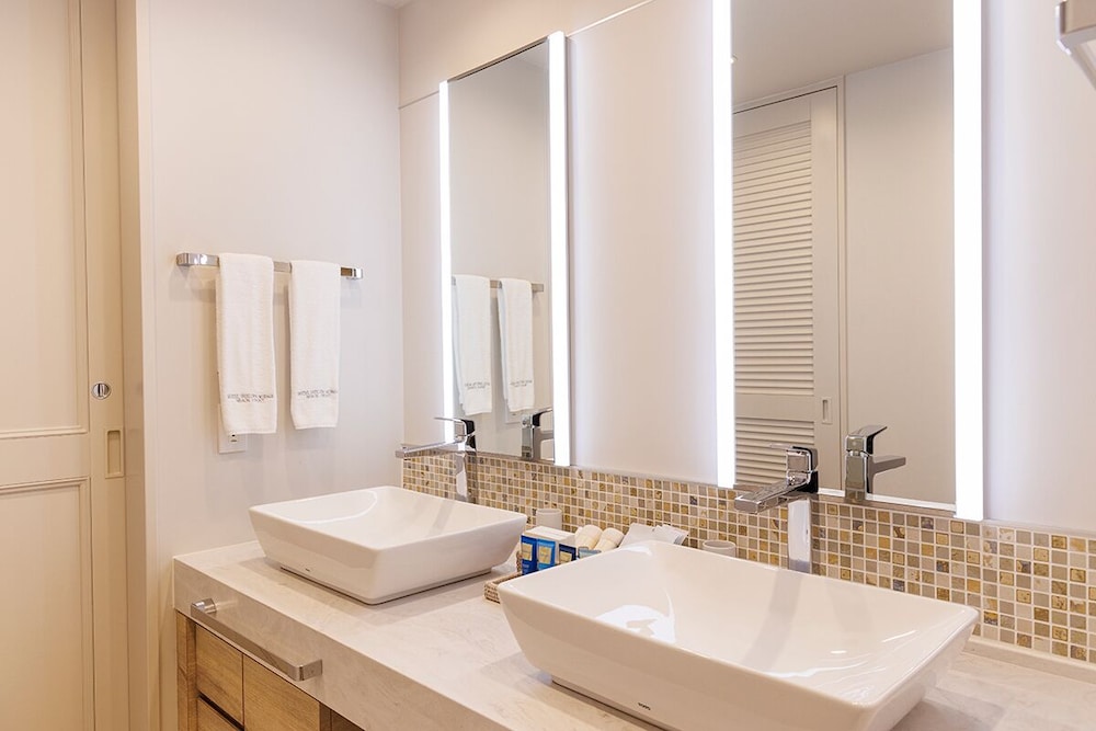 デラックスコーナースイート（2-4階）＜オーシャンビュー＞ バスルーム0 | ホテル シギラミラージュ ビーチフロント