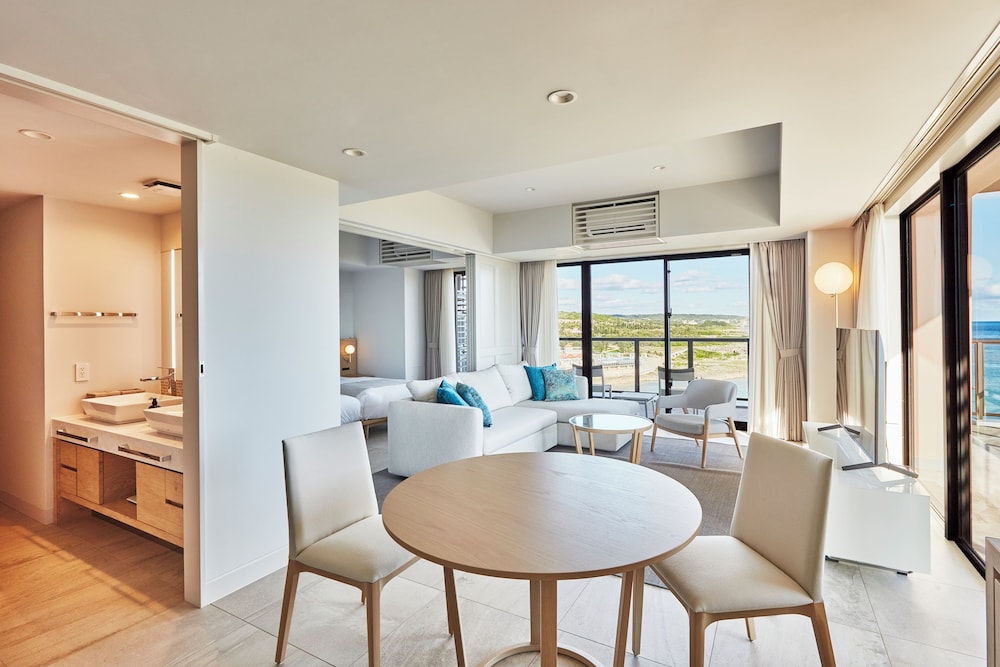 デラックスコーナースイート（2-4階）＜オーシャンフロント＞ 客室1 | ホテル シギラミラージュ ビーチフロント