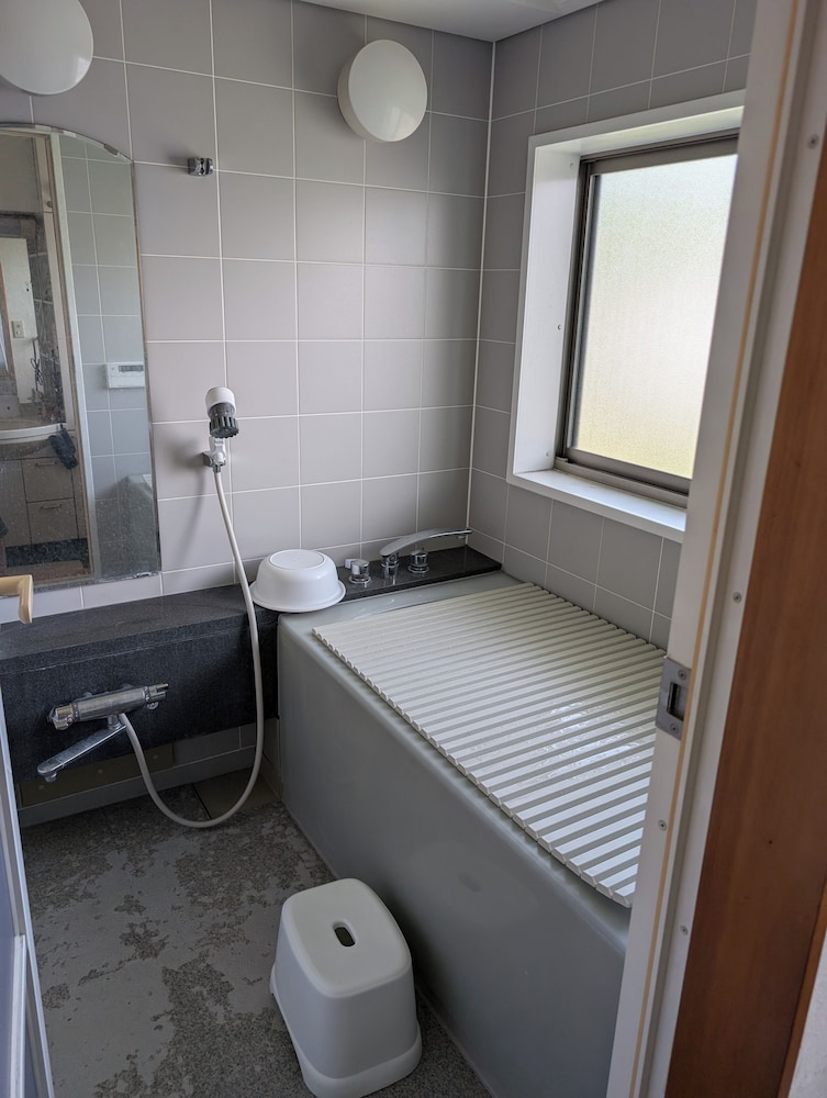 コンフォート ダブルルーム 禁煙 共用バスルーム バスルーム5 | Private rooms in togo beach side house