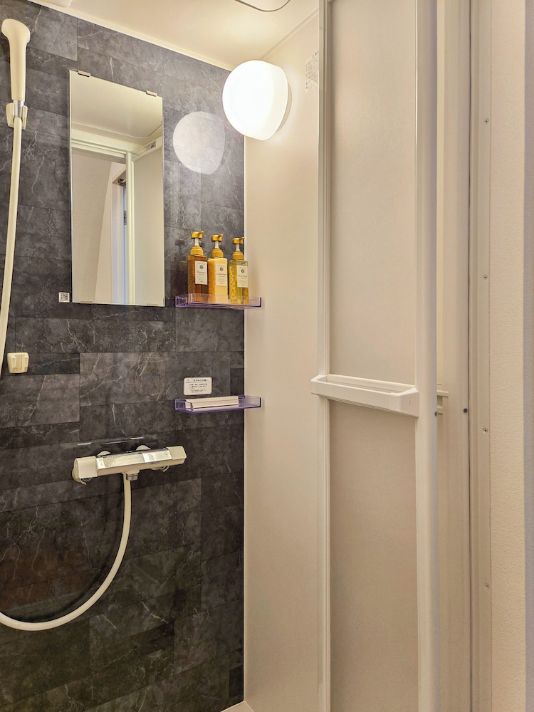 デラックス スタジオスイート コートヤードビュー バスルーム1 | 湊乃里