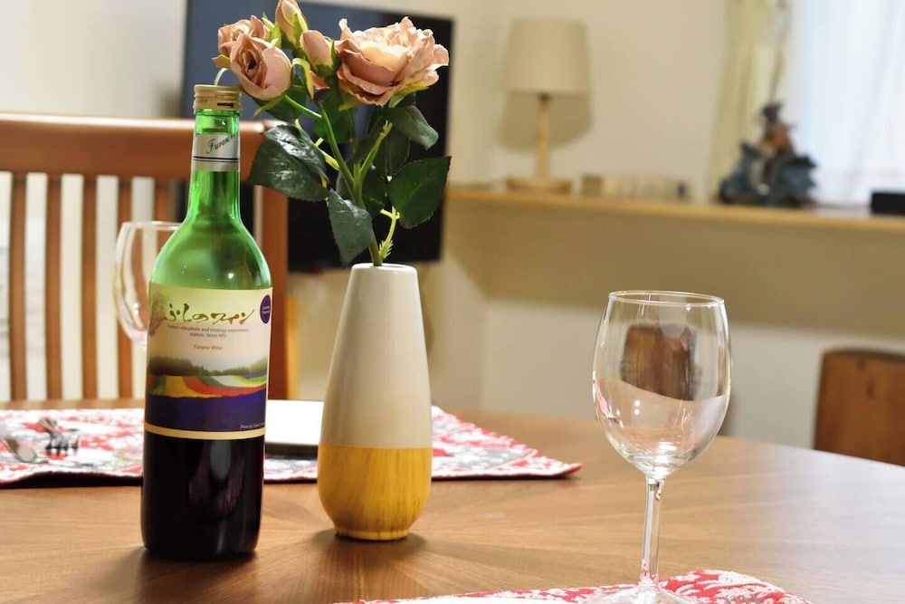 スーペリア アパートメント リビング エリア1 | TKD HOUSE 富良野