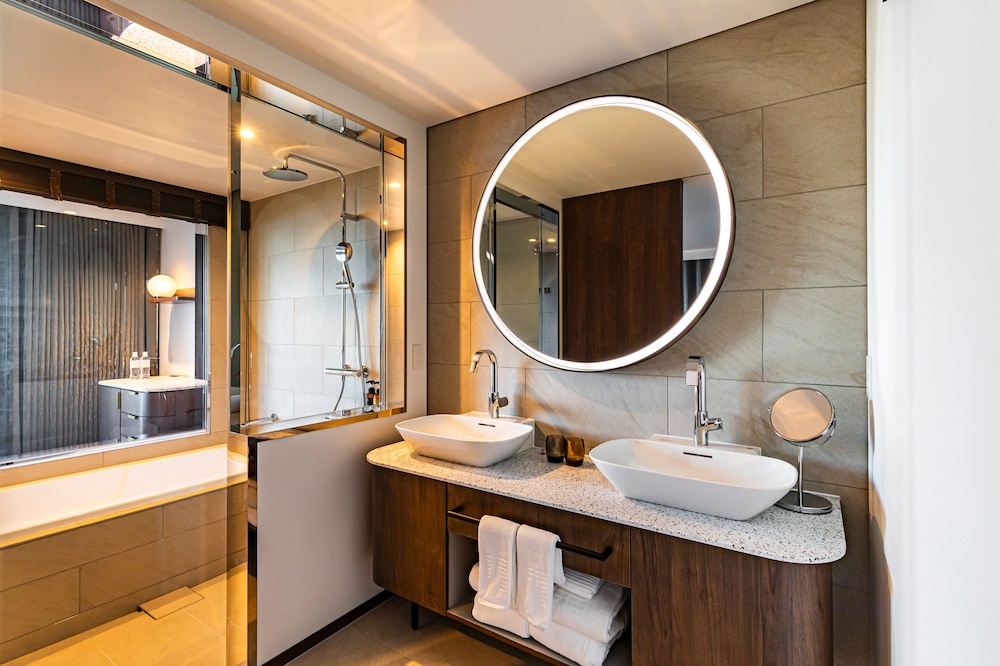 デラックスコーナーツインルーム 低層階 禁煙 バスルーム1 | THE GATE HOTEL 横浜 by HULIC