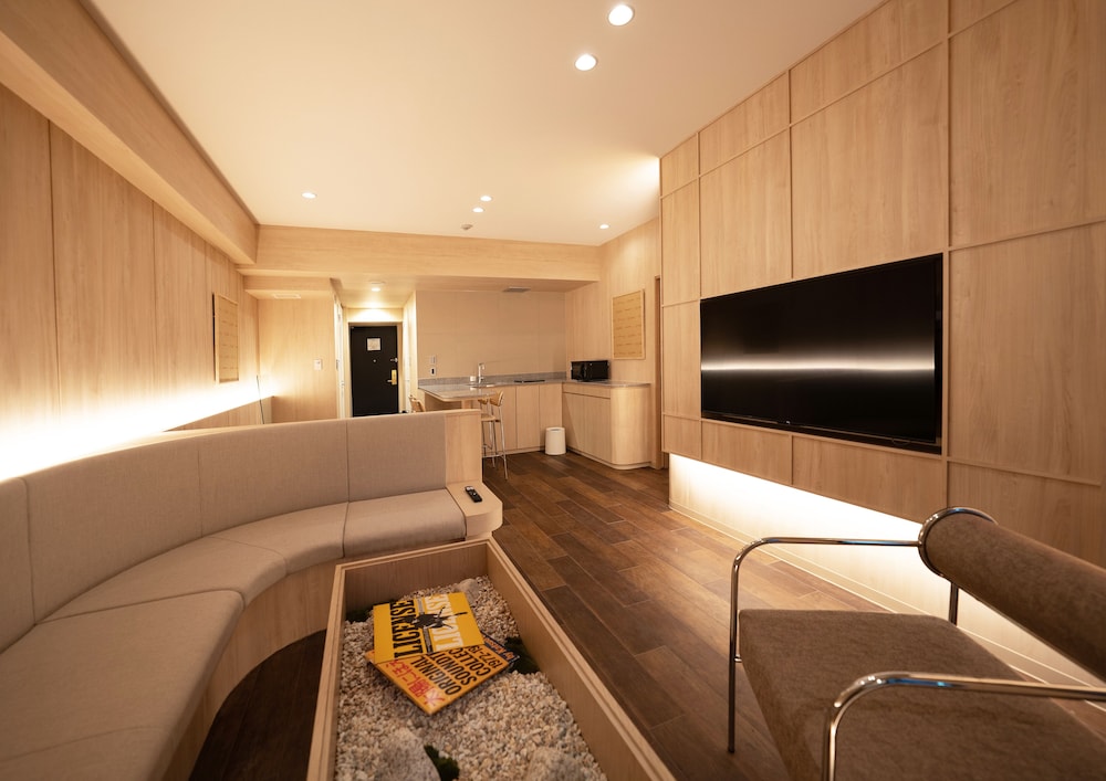 プレミアムスイート 4シングルベッド 禁煙 リビング エリア1 | UH SUITE NAMBA STATION