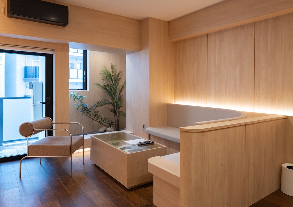 プレミアムスイート 4シングルベッド 禁煙 リビング エリア0 | UH SUITE NAMBA STATION