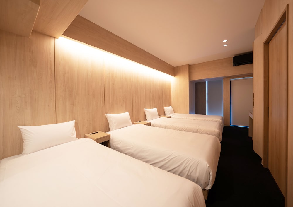 プレミアムスイート 4シングルベッド 禁煙 客室1 | UH SUITE NAMBA STATION