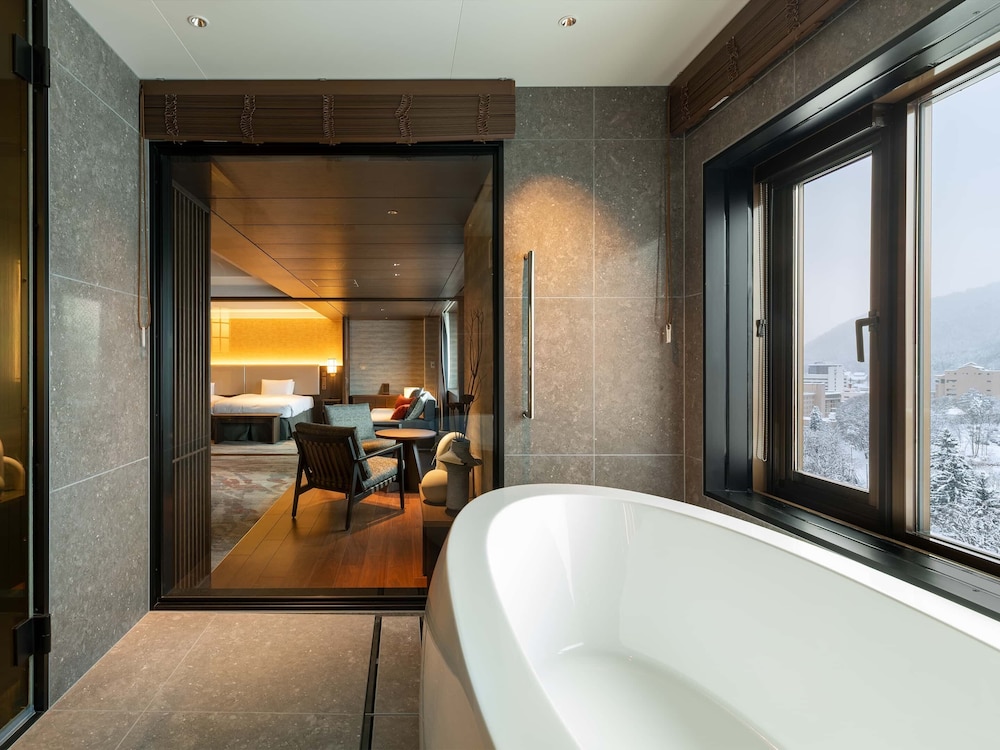 Royal Suite [View Bath] 100m² 禁煙 フレンチディナー 客室2 | エグゼクティブスイート翠嶺