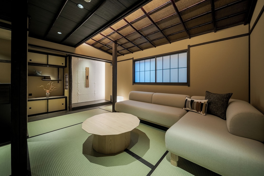 ツインルーム ダブルベッド 2 台 リビング エリア0 | Nazuna 京都 東本願寺