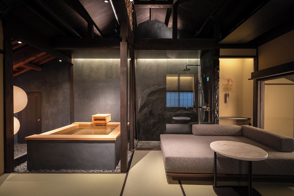 ラグジュアリー ツインルーム バスルーム1 | Nazuna 京都 東本願寺