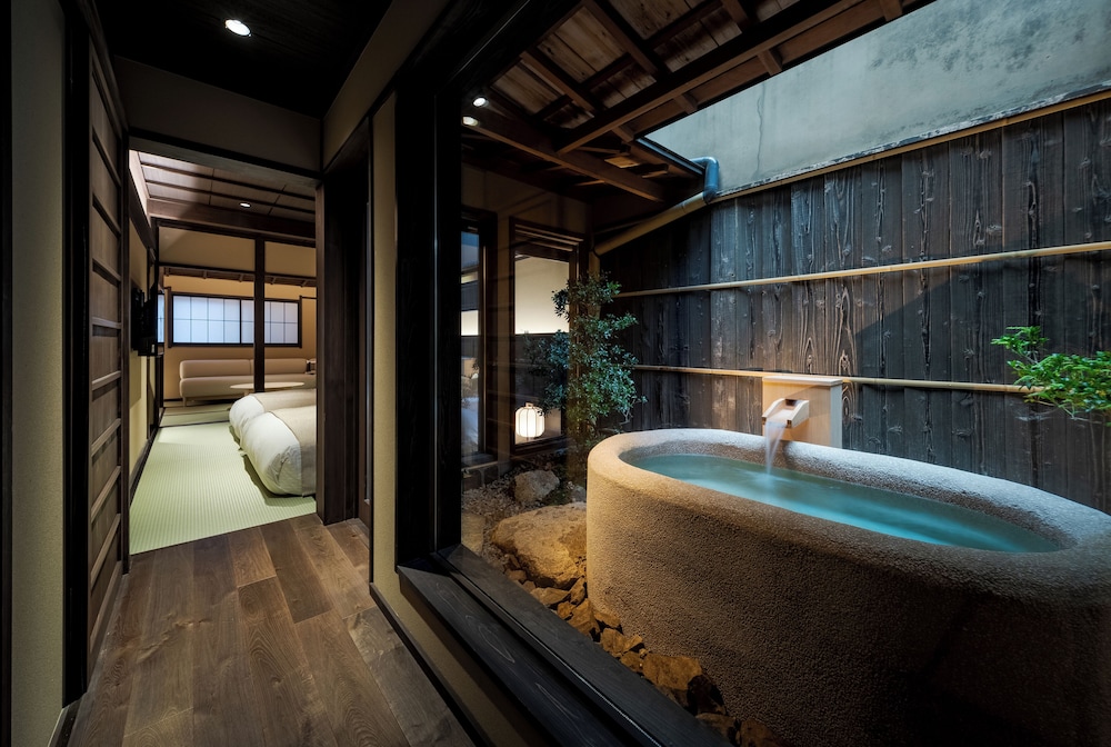 ツインルーム ダブルベッド 2 台 バスルーム1 | Nazuna 京都 東本願寺