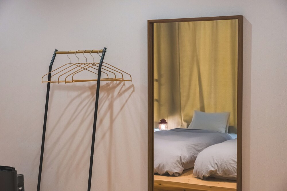 甲府盆地の山々を望む山小屋風キャビン|シングルベッド4台 客室11 | wanderlust STAY