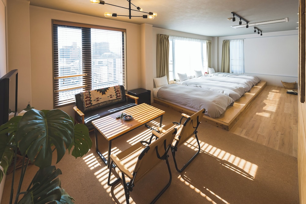 甲府盆地の山々を望む山小屋風キャビン|シングルベッド4台 | wanderlust STAY