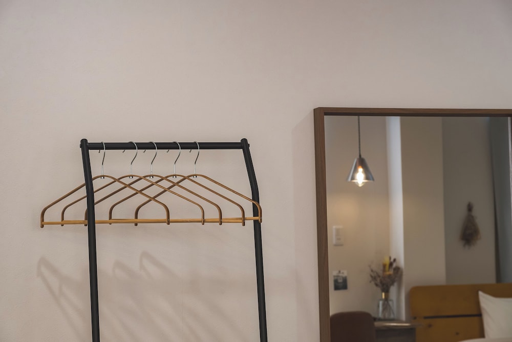 古材のぬくもり感じるカフェ風ルーム|(ダブル2台+ソファ1) 客室11 | wanderlust STAY
