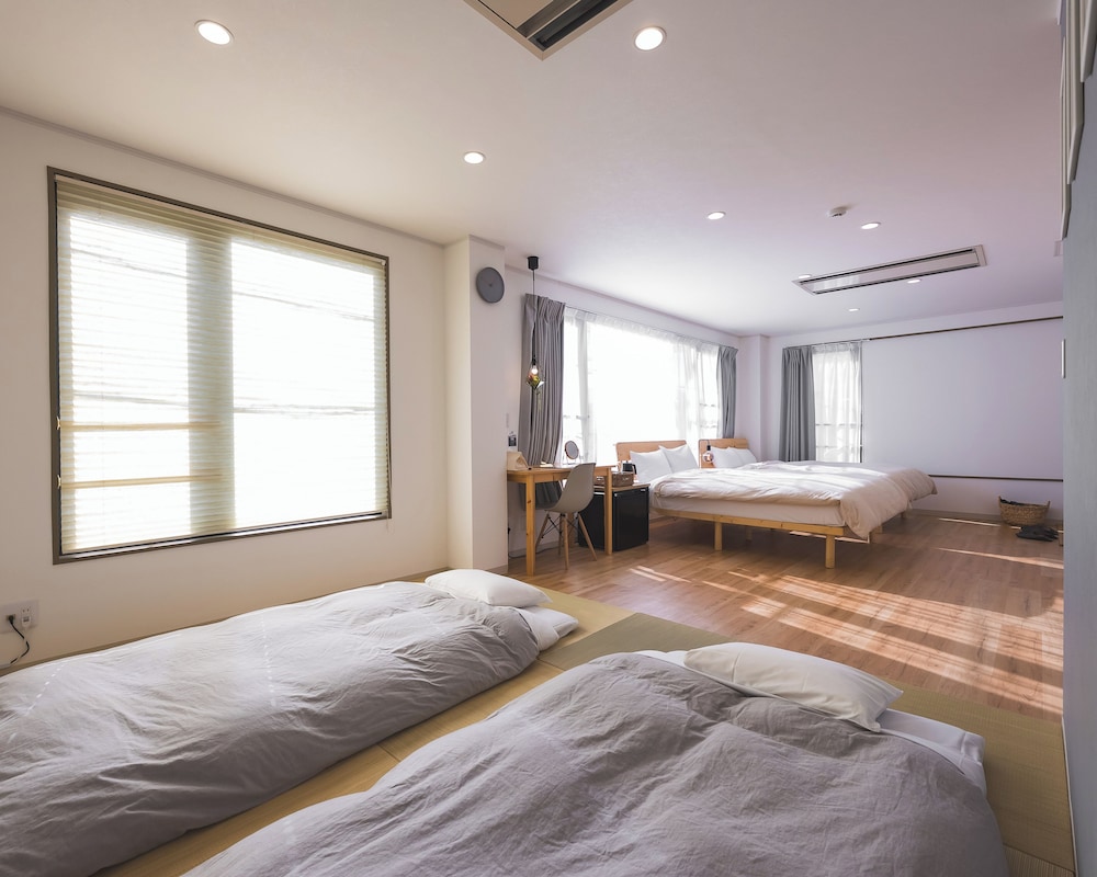 家族でゆったり過ごす畳の和室|最大6名(ダブル2台+布団2組) 客室14 | wanderlust STAY