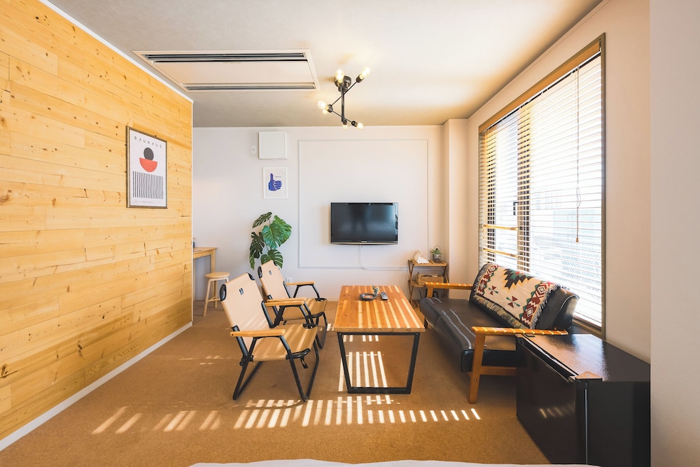 甲府盆地の山々を望む山小屋風キャビン|シングルベッド4台 客室10 | wanderlust STAY