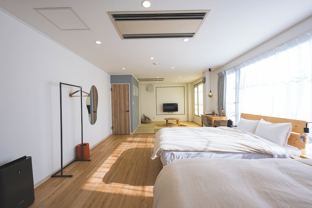 家族でゆったり過ごす畳の和室|最大6名(ダブル2台+布団2組) 客室9 | wanderlust STAY