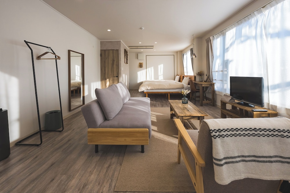 古材のぬくもり感じるカフェ風ルーム|(ダブル2台+ソファ1) 客室4 | wanderlust STAY