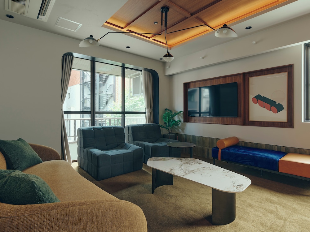 スーペリア スタジオスイート リビング エリア1 | illi Surp Shiba-Park
