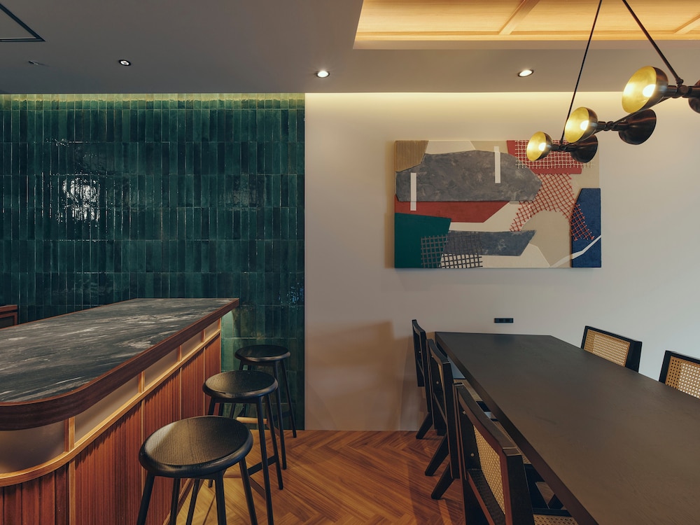 スーペリア スタジオスイート リビング エリア3 | illi Surp Shiba-Park