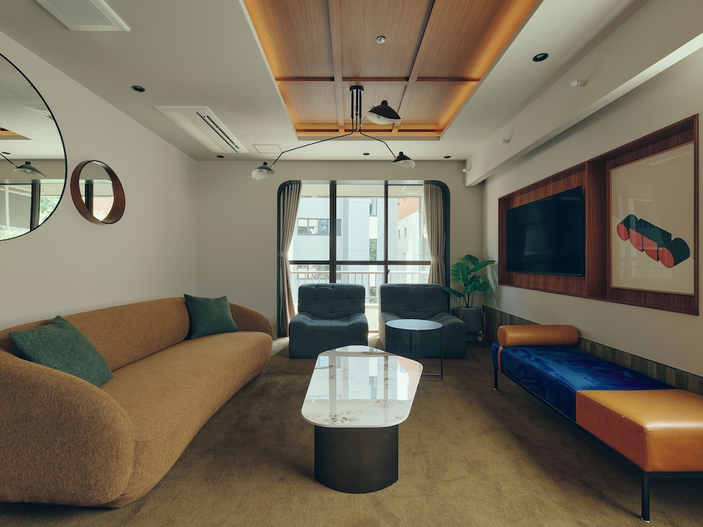 スーペリア スタジオスイート リビング エリア2 | illi Surp Shiba-Park
