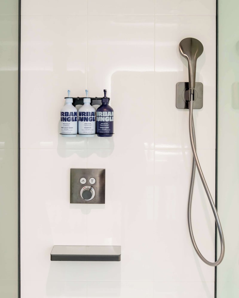 プレミアム ダブルルーム バスルーム2 | YOTEL Tokyo Ginza