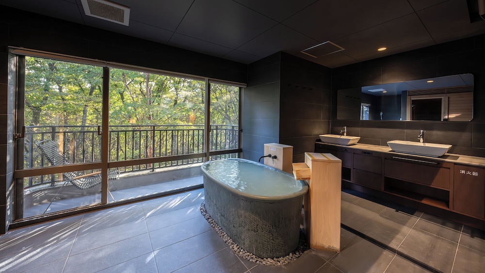 [大瑠璃スイート] プライベートサウナ付き バスルーム1 | 那須温泉 森旬の籠 ヒューイットリゾート