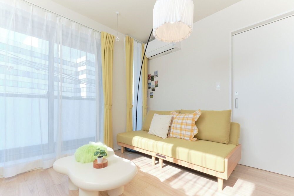 Bタイプ (5名収容) 禁煙 リビング エリア1 | エブリネット新宿 II by Tranova