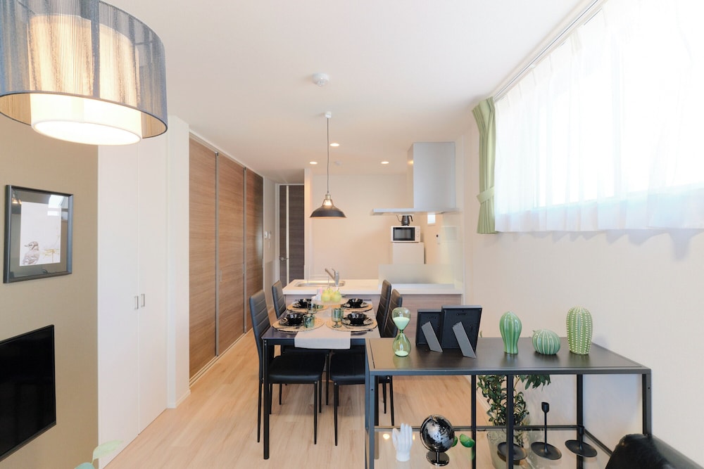 101/Non-smoking/6ppl リビング エリア1 | エブリネット新宿 II by Tranova