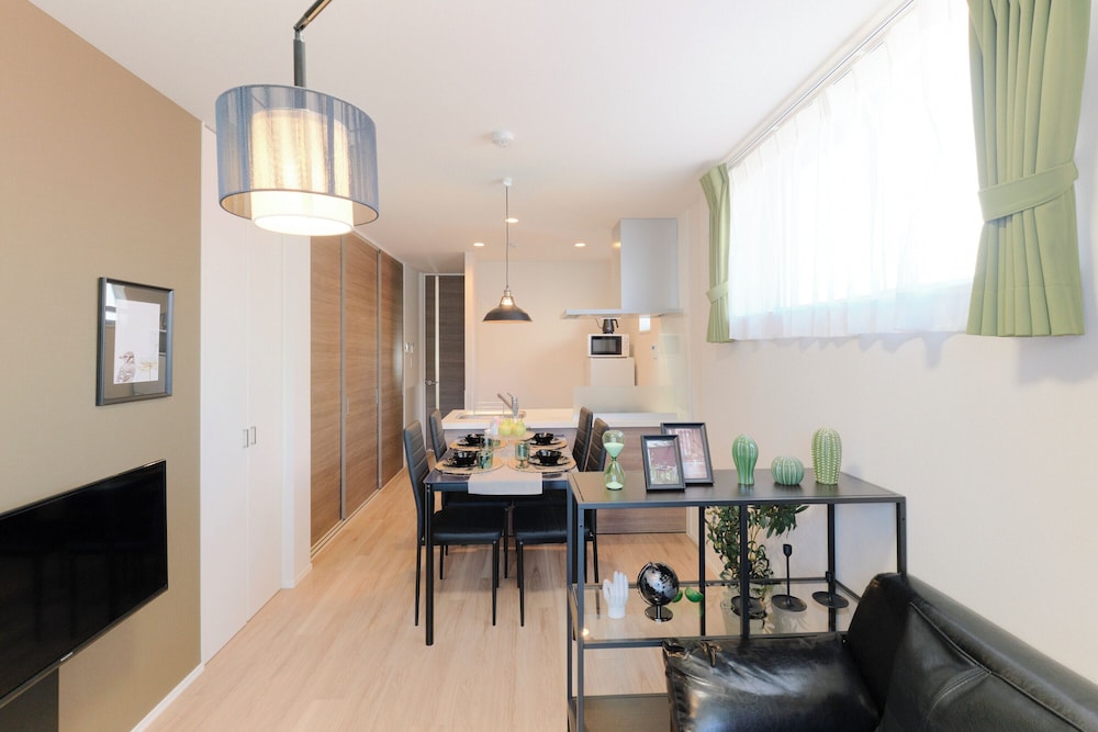 101/Non-smoking/6ppl リビング エリア4 | エブリネット新宿 II by Tranova