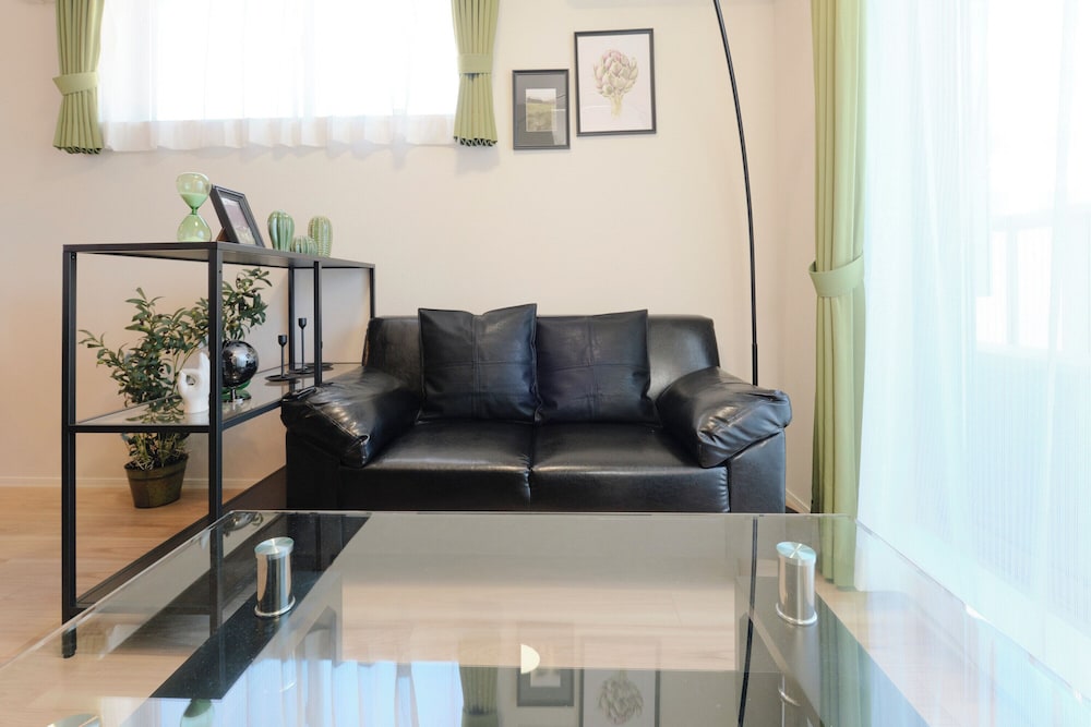 Aタイプ (6名収容) 禁煙 リビング エリア1 | エブリネット新宿 II by Tranova