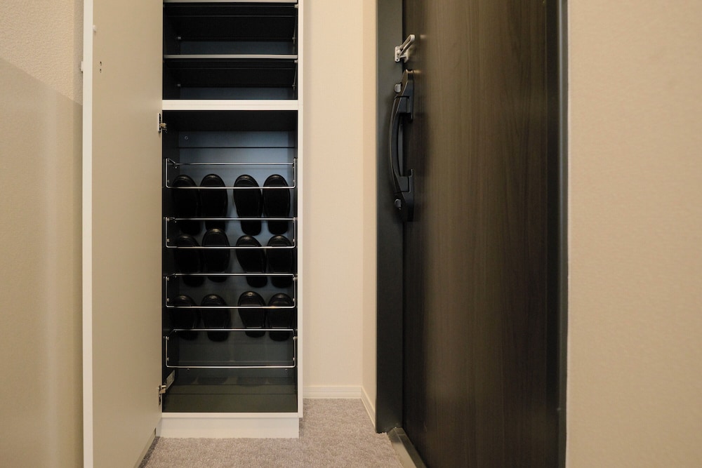 101/Non-smoking/6ppl 客室10 | エブリネット新宿 II by Tranova