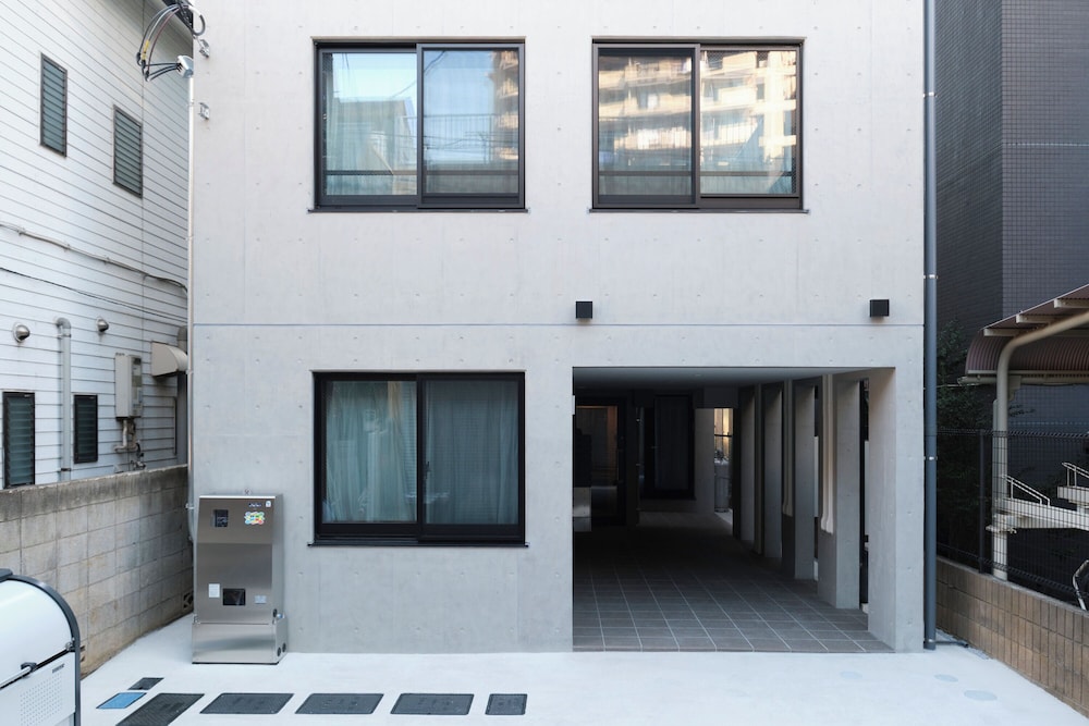 Fuente Nishi Sugamo by Tranova