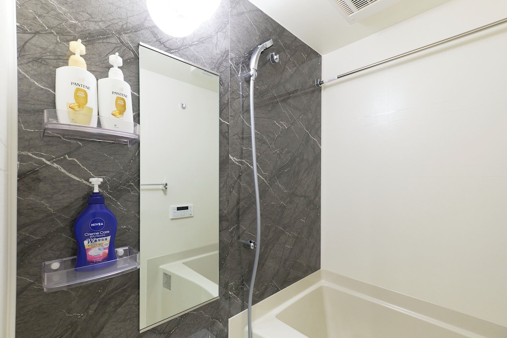 D (3人収容) 禁煙 バスルーム2 | G-Stage 01 IKEBUKURO by Tranova