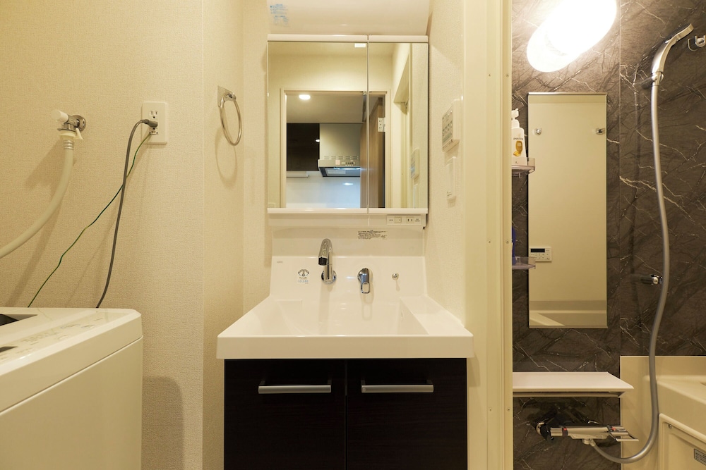 D (3人収容) 禁煙 バスルーム3 | G-Stage 01 IKEBUKURO by Tranova