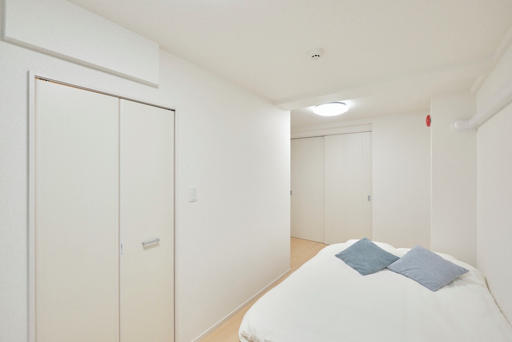 102/Non-smoking/6ppl 客室3 | J-ARC 曙橋 by Tranova