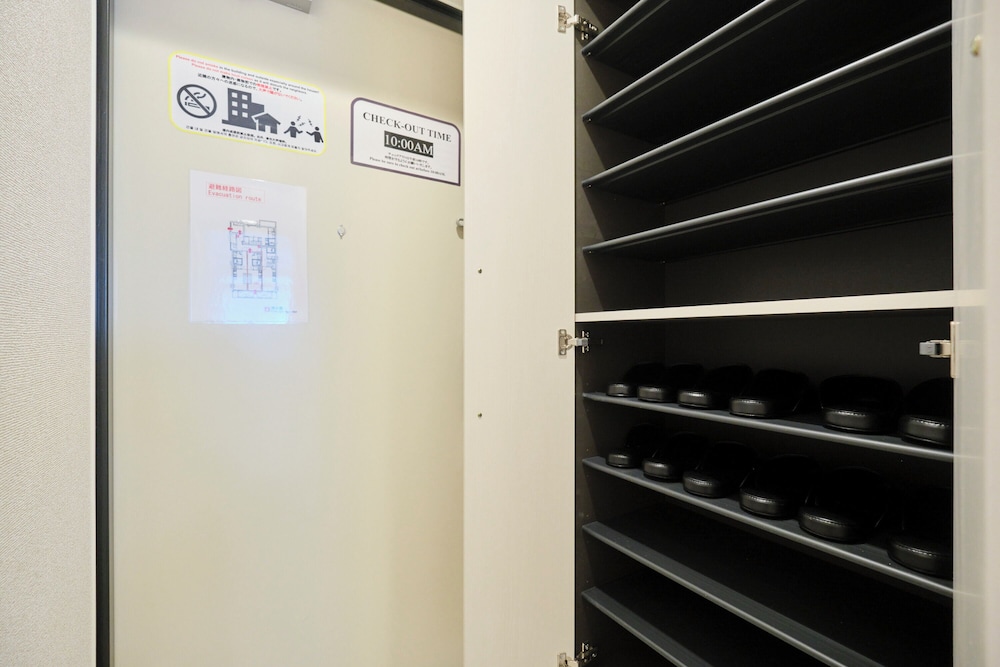 102/Non-smoking/6ppl 客室9 | J-ARC 曙橋 by Tranova