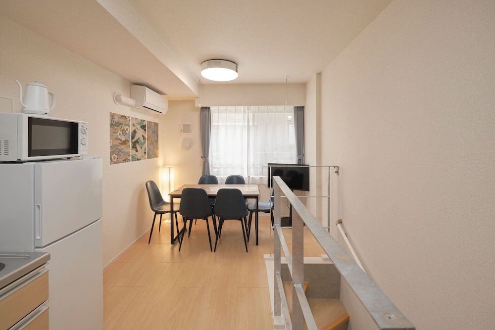 102/Non-smoking/6ppl 客室26 | J-ARC 曙橋 by Tranova