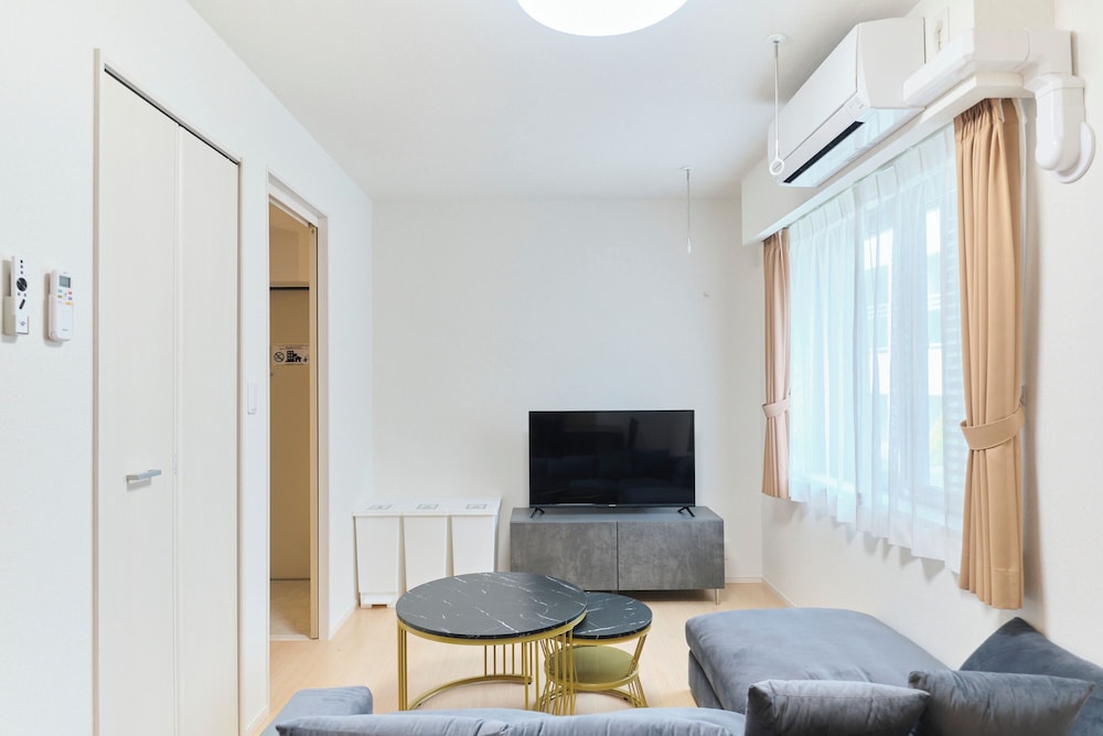 C (7名収容) 禁煙 リビング エリア3 | J-ARC 曙橋 by Tranova