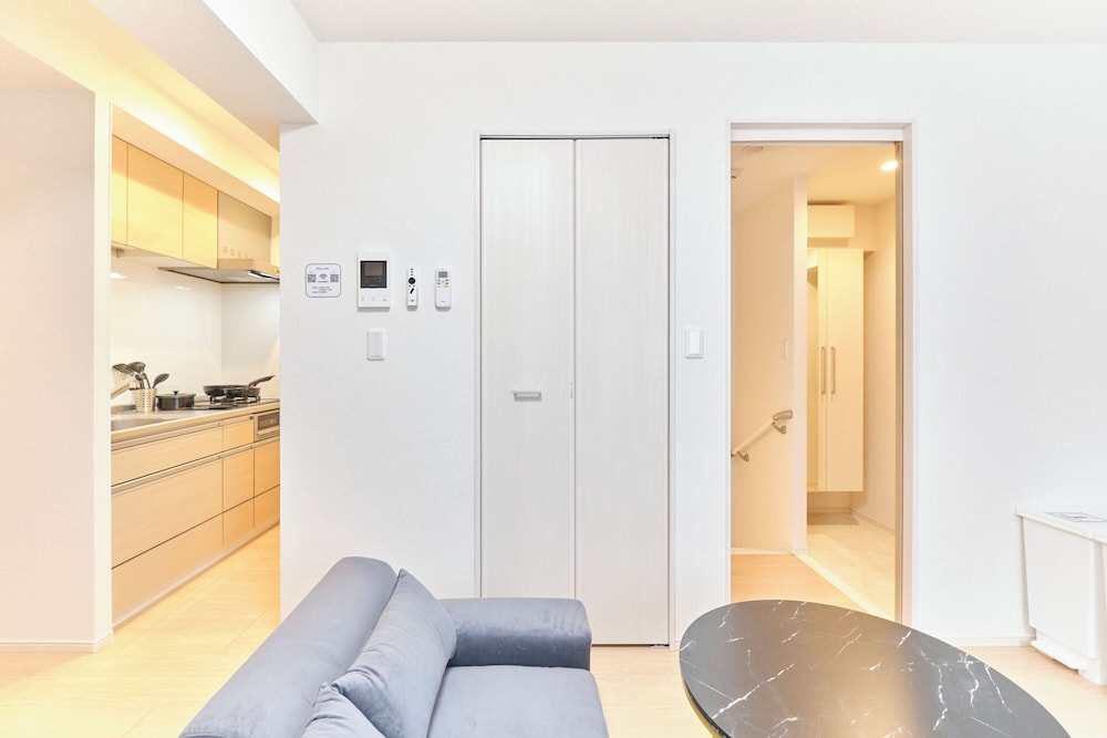 C (7名収容) 禁煙 リビング エリア2 | J-ARC 曙橋 by Tranova