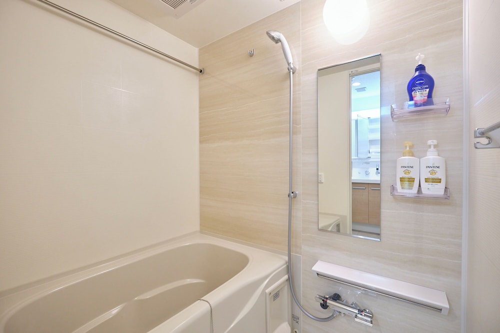 102/Non-smoking/6ppl バスルーム1 | J-ARC 曙橋 by Tranova