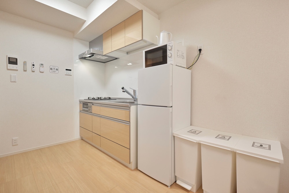 102/Non-smoking/6ppl 客室16 | J-ARC 曙橋 by Tranova