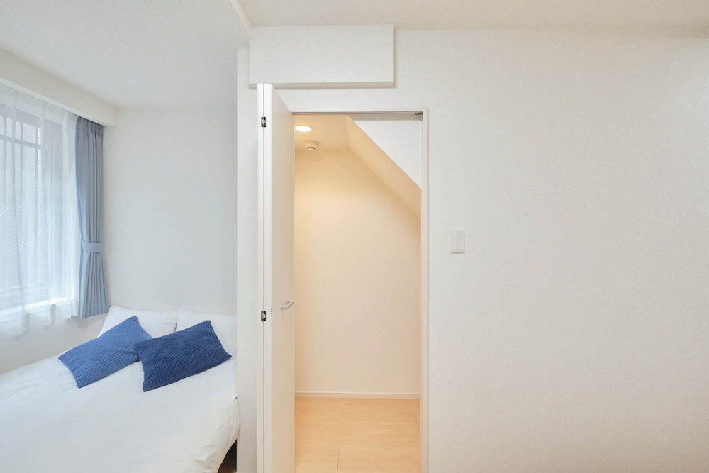 102/Non-smoking/6ppl 客室13 | J-ARC 曙橋 by Tranova