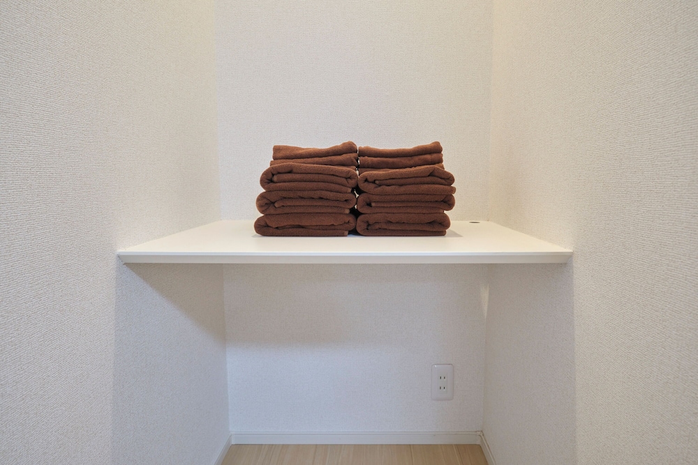 102/Non-smoking/6ppl 客室14 | J-ARC 曙橋 by Tranova