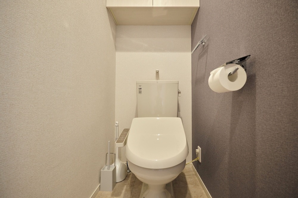 102/Non-smoking/6ppl 客室1 | J-ARC 曙橋 by Tranova