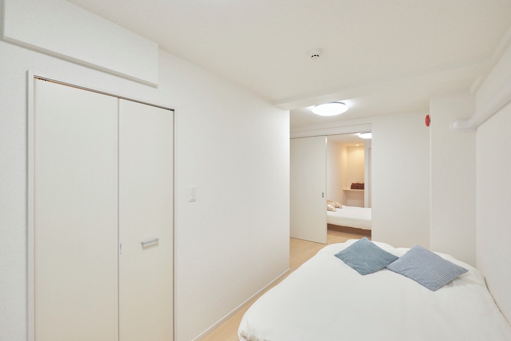 102/Non-smoking/6ppl 客室5 | J-ARC 曙橋 by Tranova