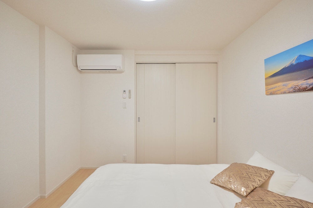 102/Non-smoking/6ppl 客室4 | J-ARC 曙橋 by Tranova