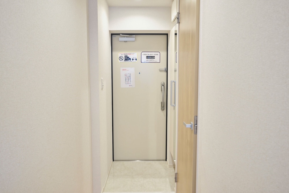 102/Non-smoking/6ppl 客室19 | J-ARC 曙橋 by Tranova