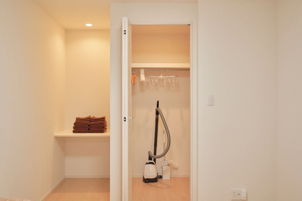 102/Non-smoking/6ppl 客室21 | J-ARC 曙橋 by Tranova