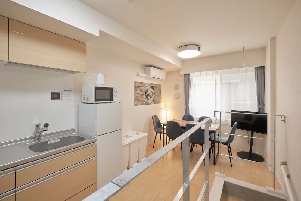 A (6名収容) 禁煙 リビング エリア3 | J-ARC 曙橋 by Tranova