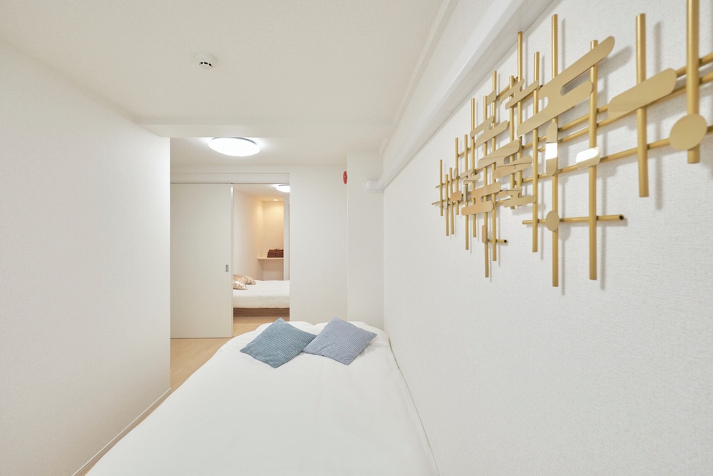 102/Non-smoking/6ppl 客室2 | J-ARC 曙橋 by Tranova